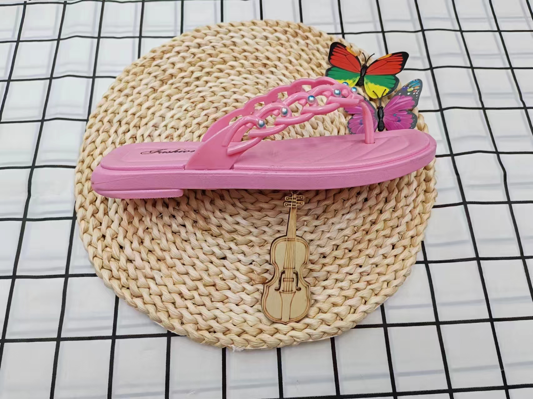 Summer fashion: Wear colorful pearl flip-flops outside Specification image