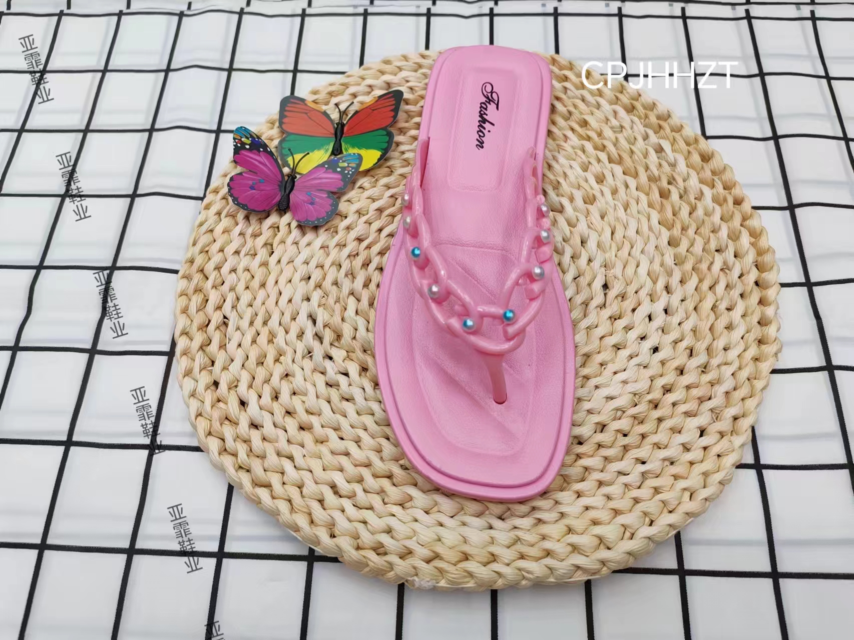 Summer fashion: Wear colorful pearl flip-flops outside