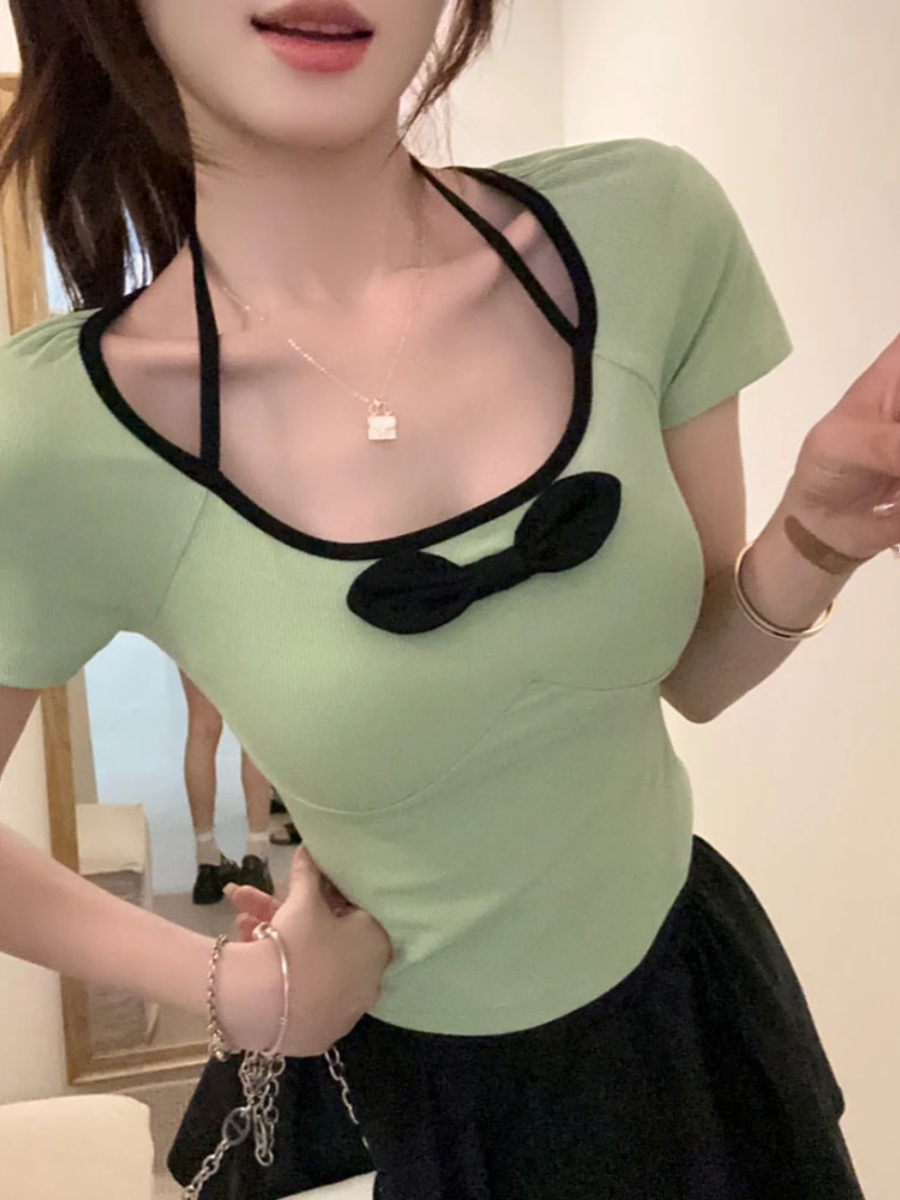 A T-shirt with a chest pad, a pure bow U-neck, and a sexy collarbone exposure. It's a summer hot girl short-sleeved top and a short base layer details Picture