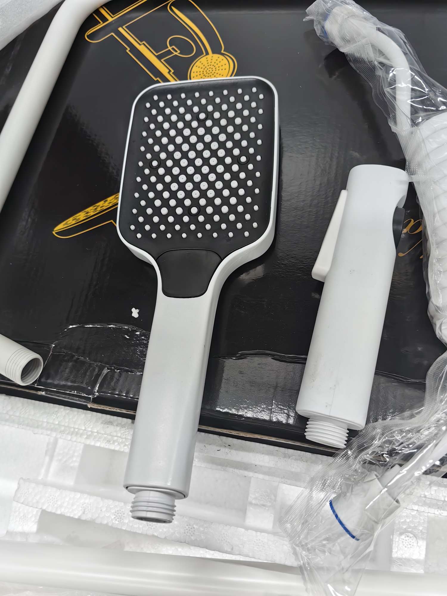 4070W White Piano Key Shower Faucet Shower Set Oversized Top Spray With Woman Washer Complete Set Application Scenario