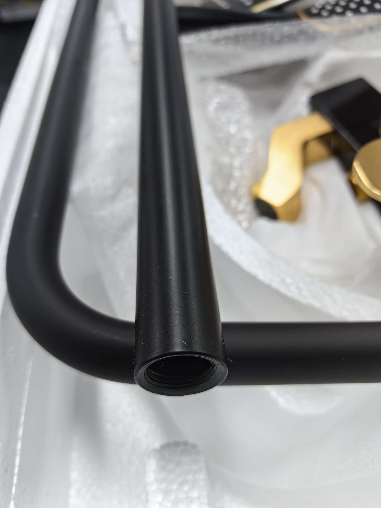 4078Bg Black Gold High-End Atmospheric Shower Faucet Set With Large Nozzle Faucet Item Picture