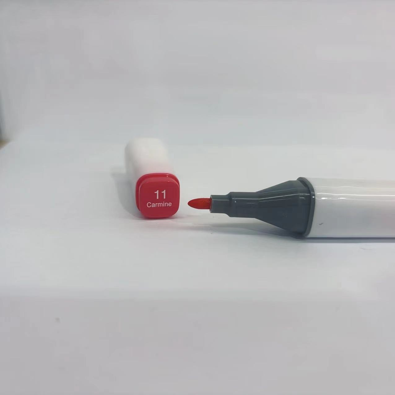 专业马克笔/丙烯马克笔/马克笔/彩色笔/马克笔水彩笔白底实物图