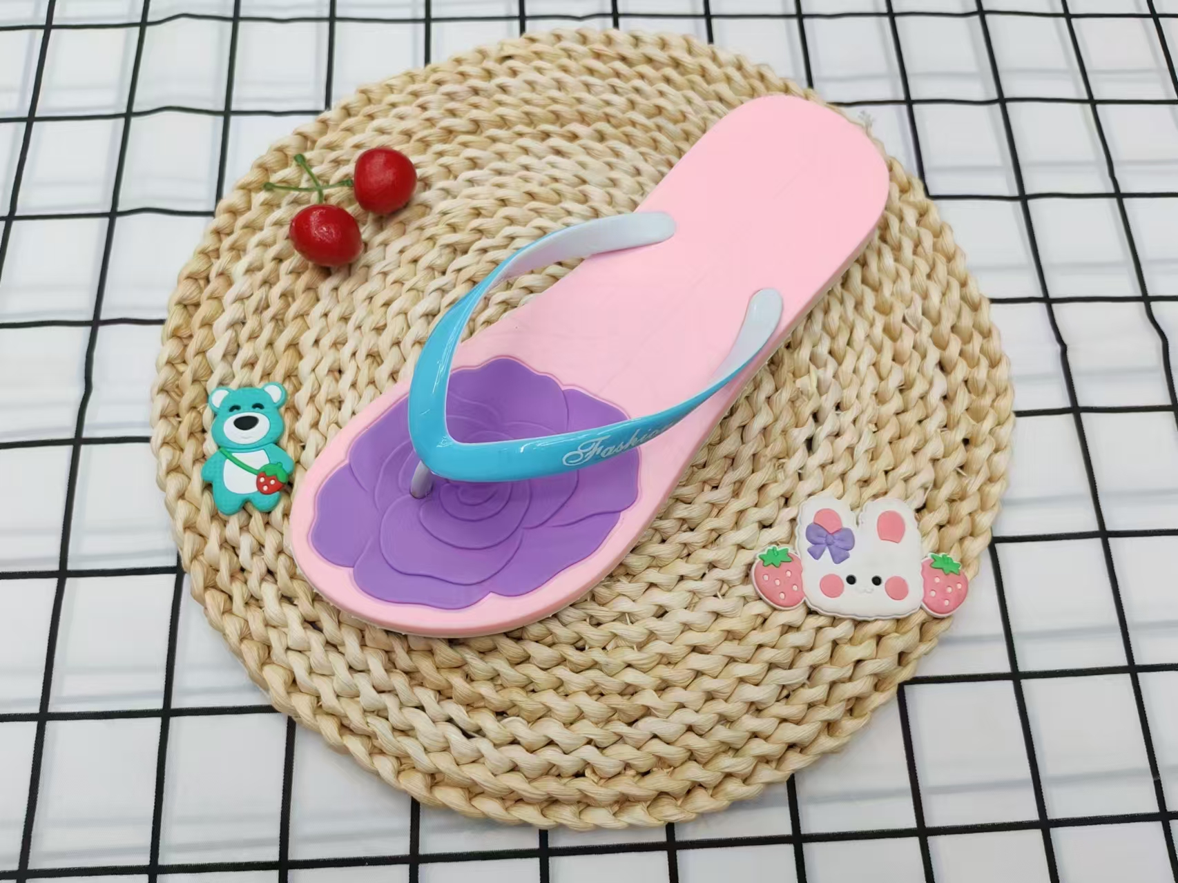Summer fashionable and simple flip-flops for outerwear details Picture