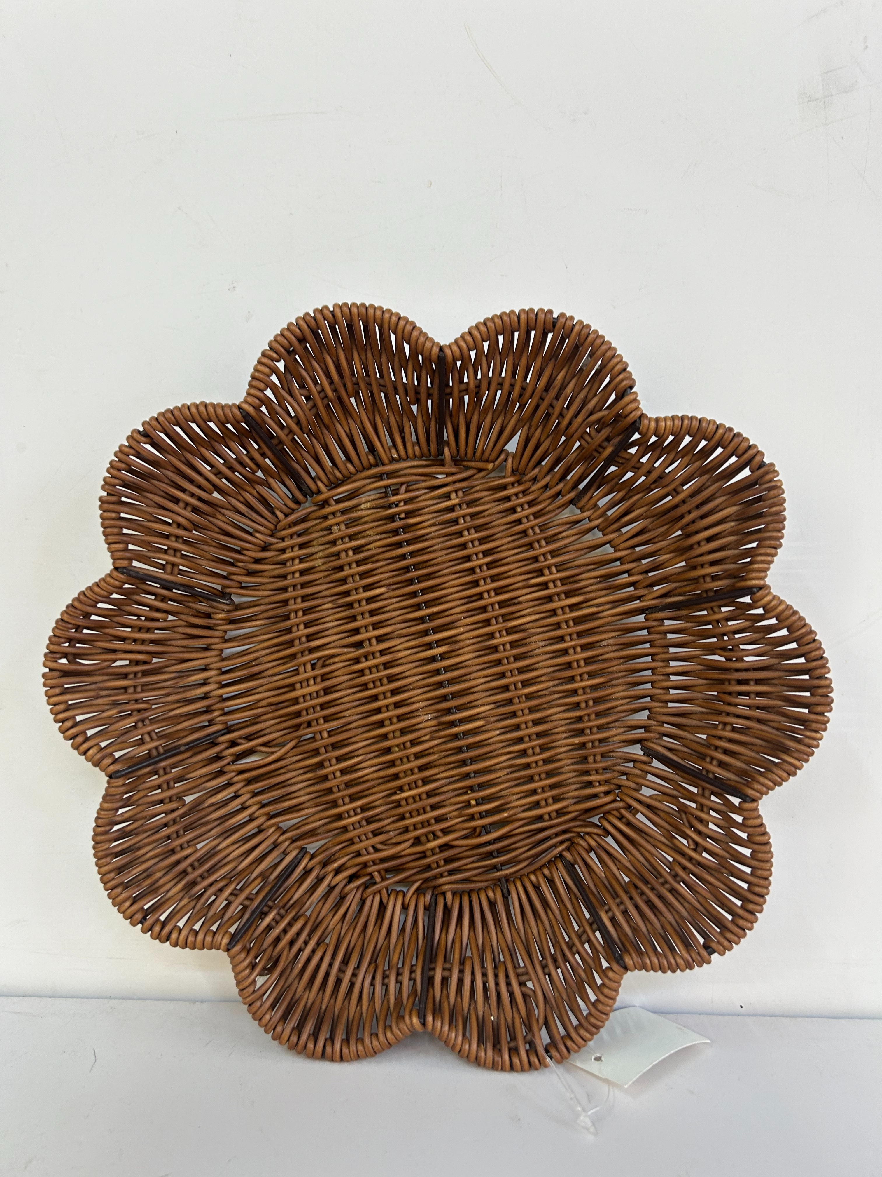 PPC plastic hand-woven storage basket for the living room, candy, snack, small food, pastry plate, fruit basket tray Application Scenario