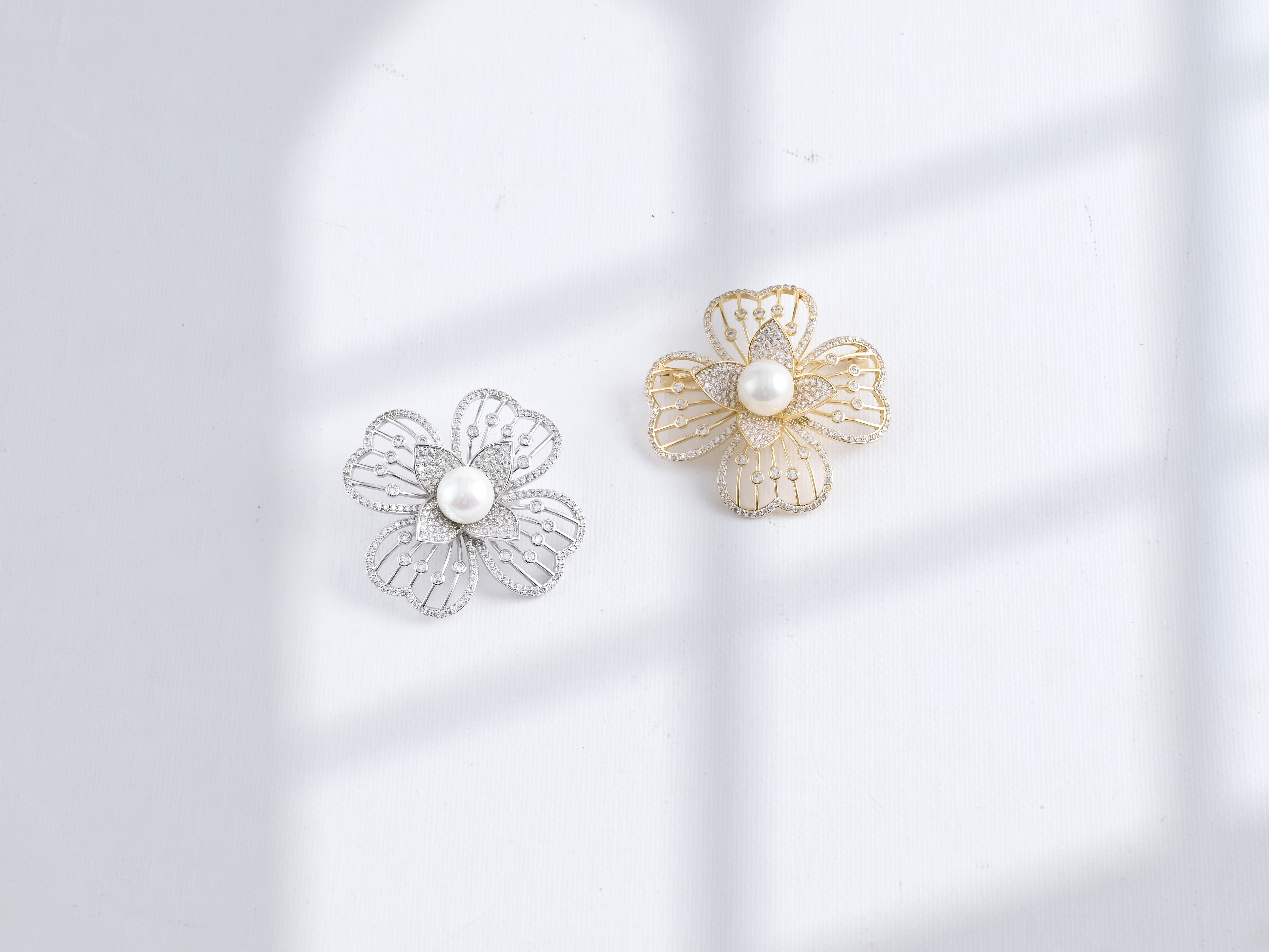 Xuhui brand copper-plated real gold and zircon four-leaf flower brooches and pins are fashionable and versatile. There are many women's styles to choose from Specification drawing