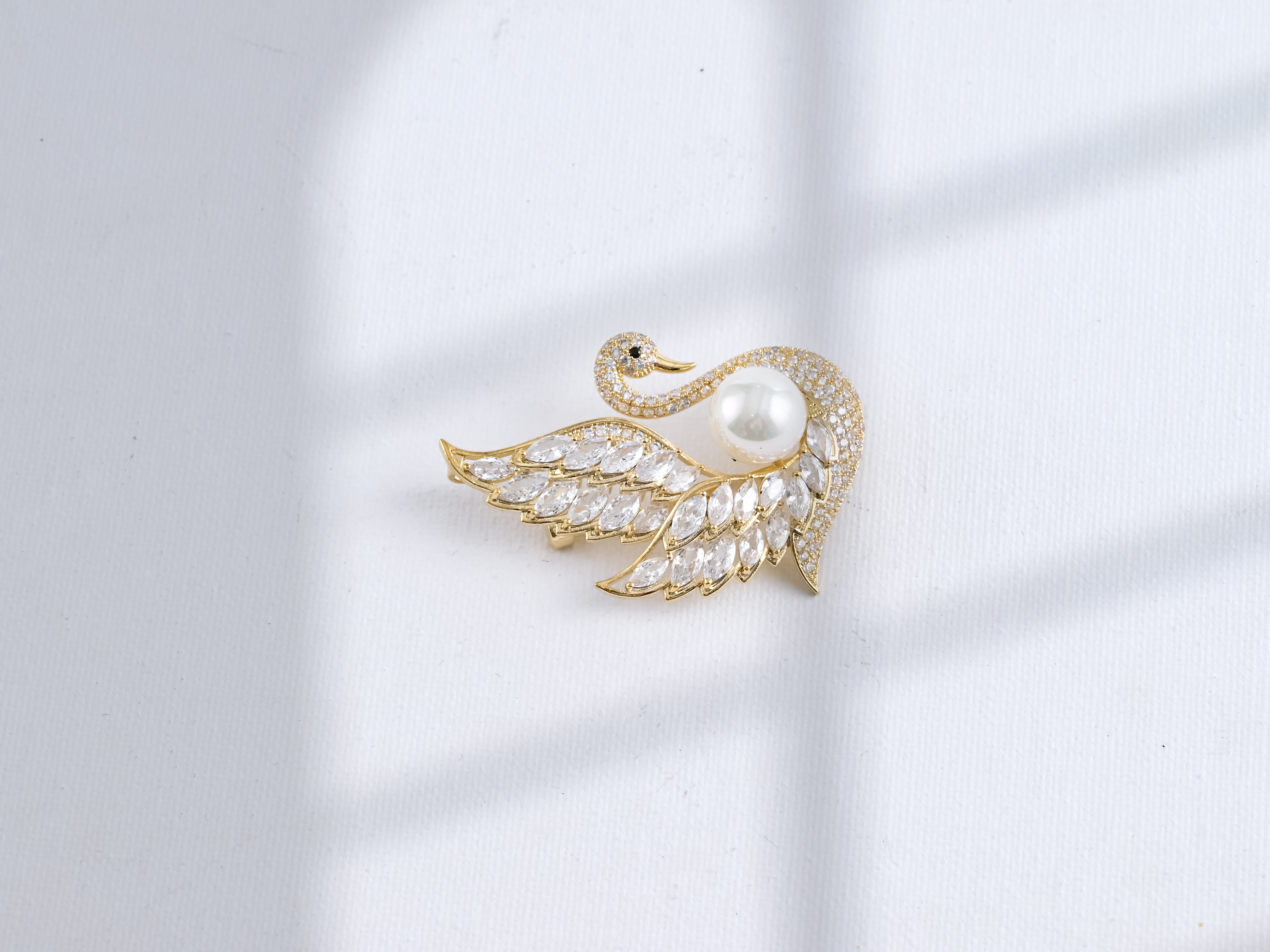 Xuhui brand copper-plated real gold and zircon swan brooch and pin decoration is fashionable and versatile. There are many women's styles to choose from thumbnail