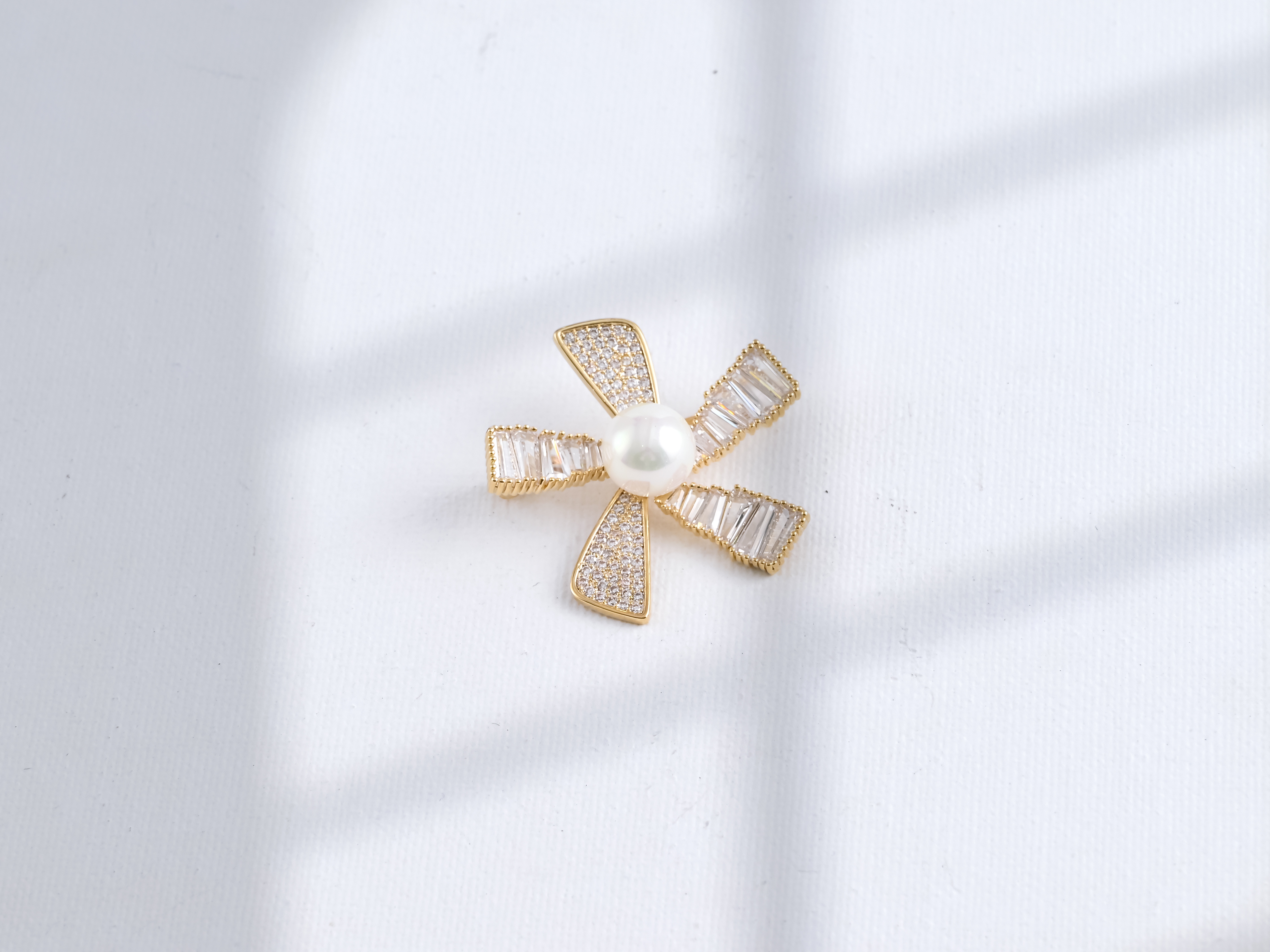 Xuhui brand copper-plated real gold inlaid zircon bicycle personalized brooch, windmill decoration, fashionable and versatile brooch accessories, multiple women's styles to choose from Specification drawing