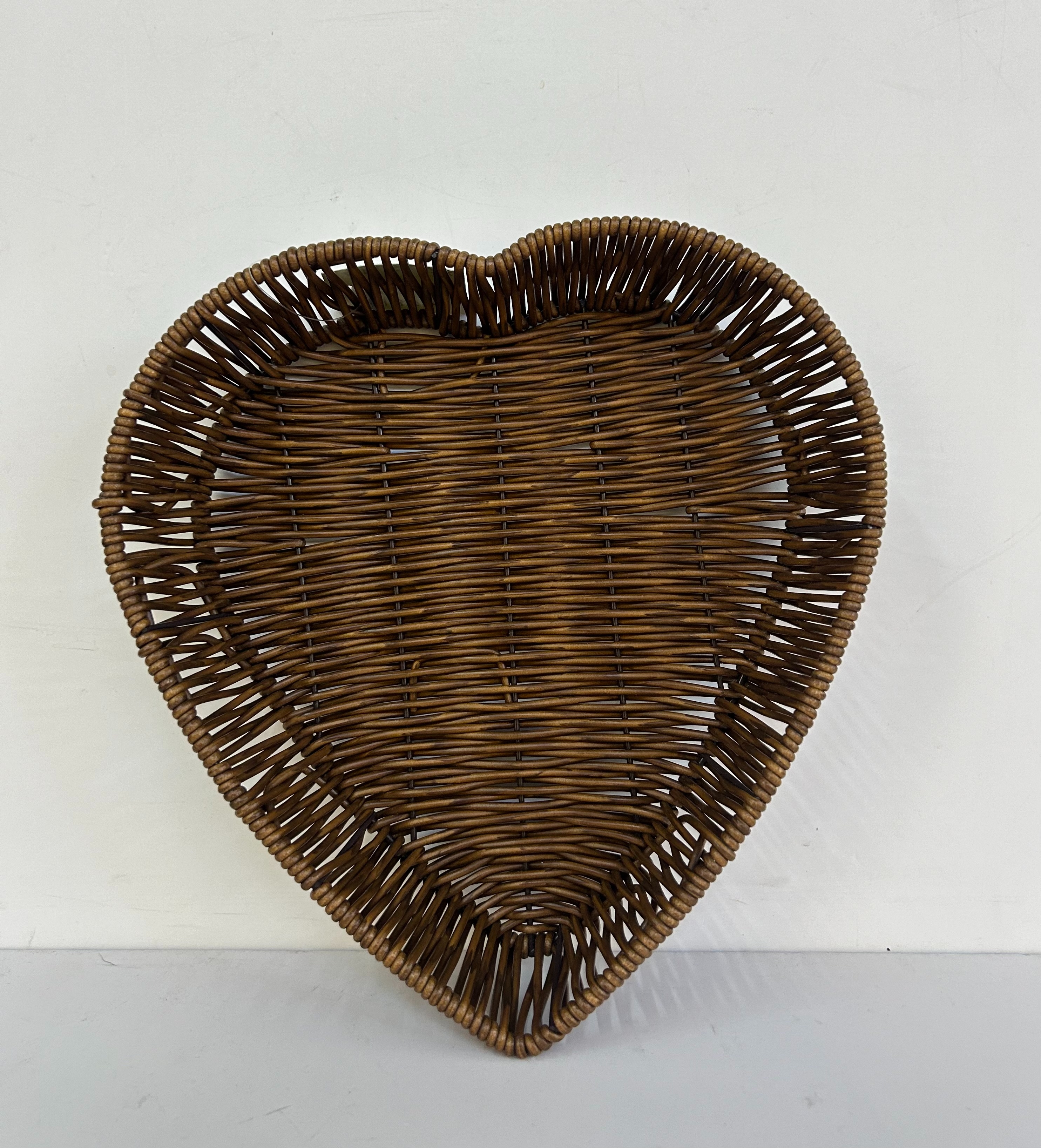 PPC plastic hand-woven storage baskets for the living room, including candy, snack, small food, pastry plates and fruit baskets Application Scenario