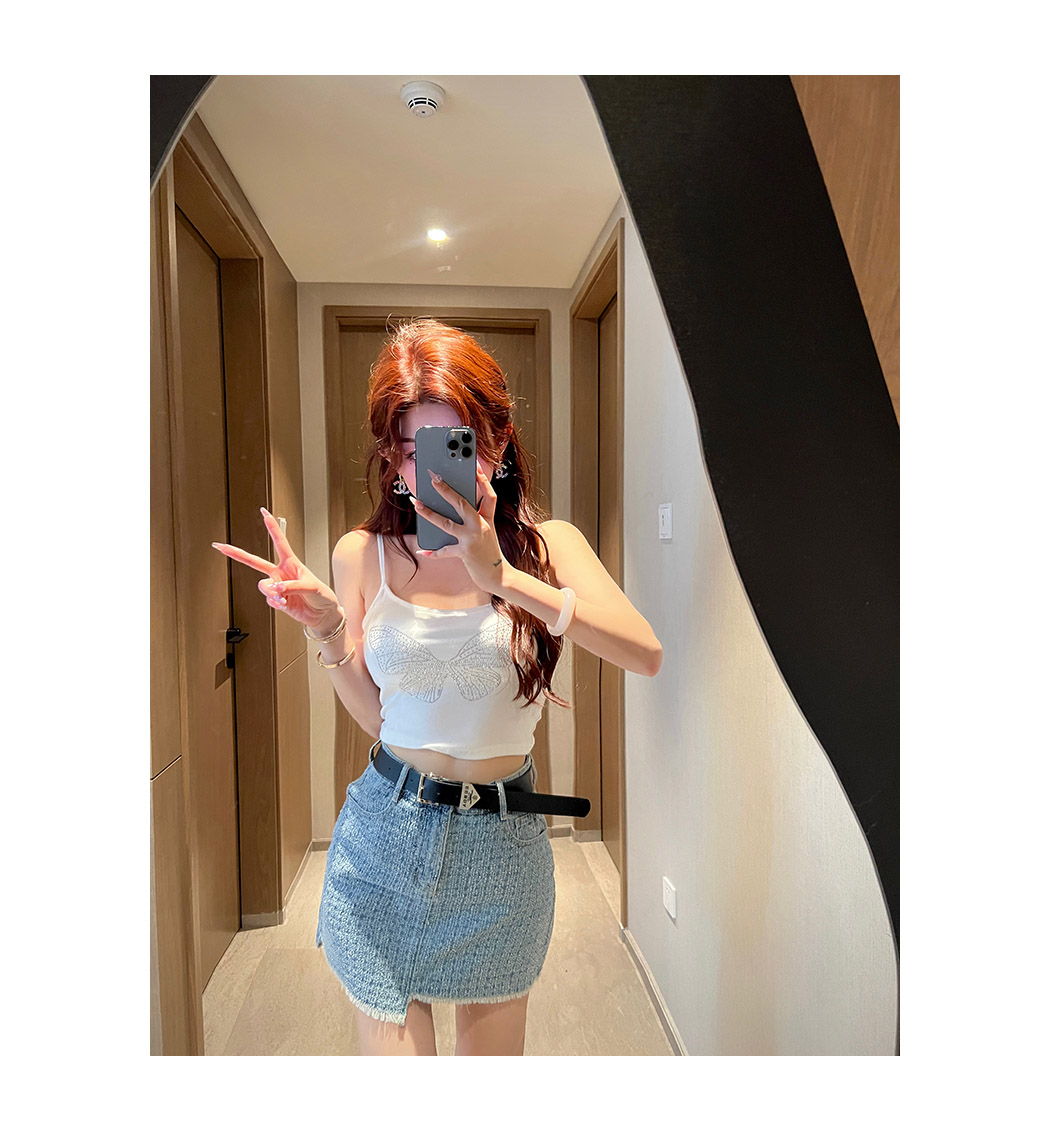 The hot girl butterfly hot diamond halter top is worn inside with a short, niche, crop top with a chest pad Specification image