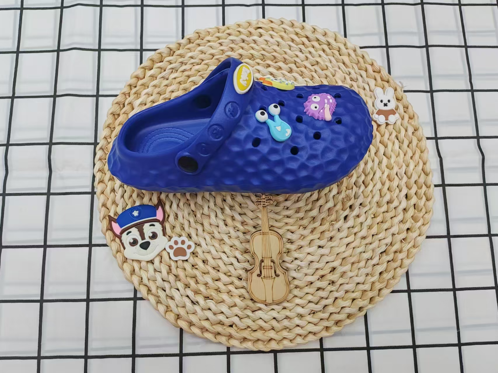 Wear funny children's crocs outside in summer Specification image
