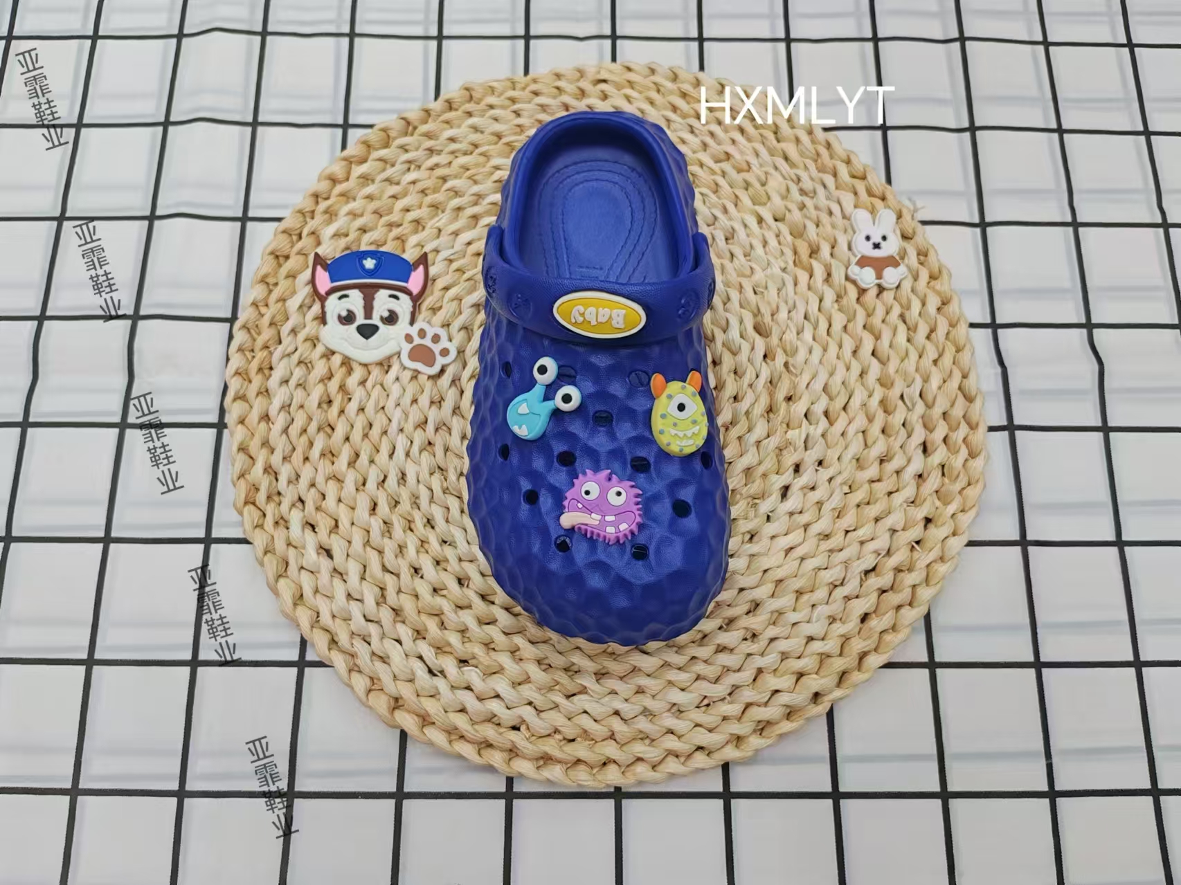 Wear funny children's crocs outside in summer