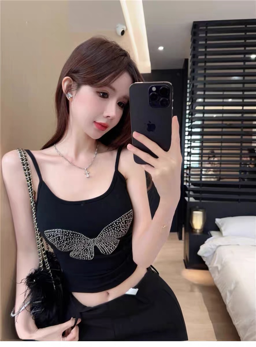 The hot girl butterfly hot diamond halter top is worn inside with a short, niche, crop top with a chest pad details Picture
