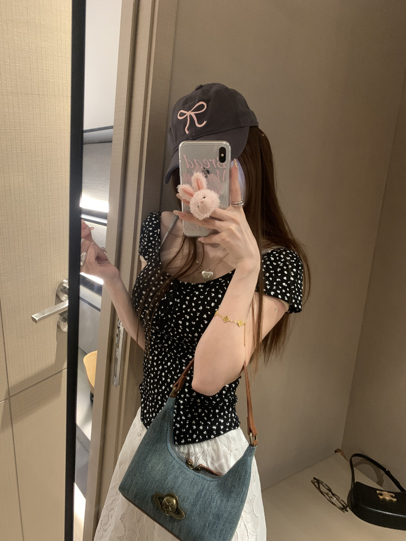 A Korean-style floral print short-sleeved T-shirt with a chest cushion for women, a summer slim-fit short, pure backless, high-end off-the-shoulder top pic 1