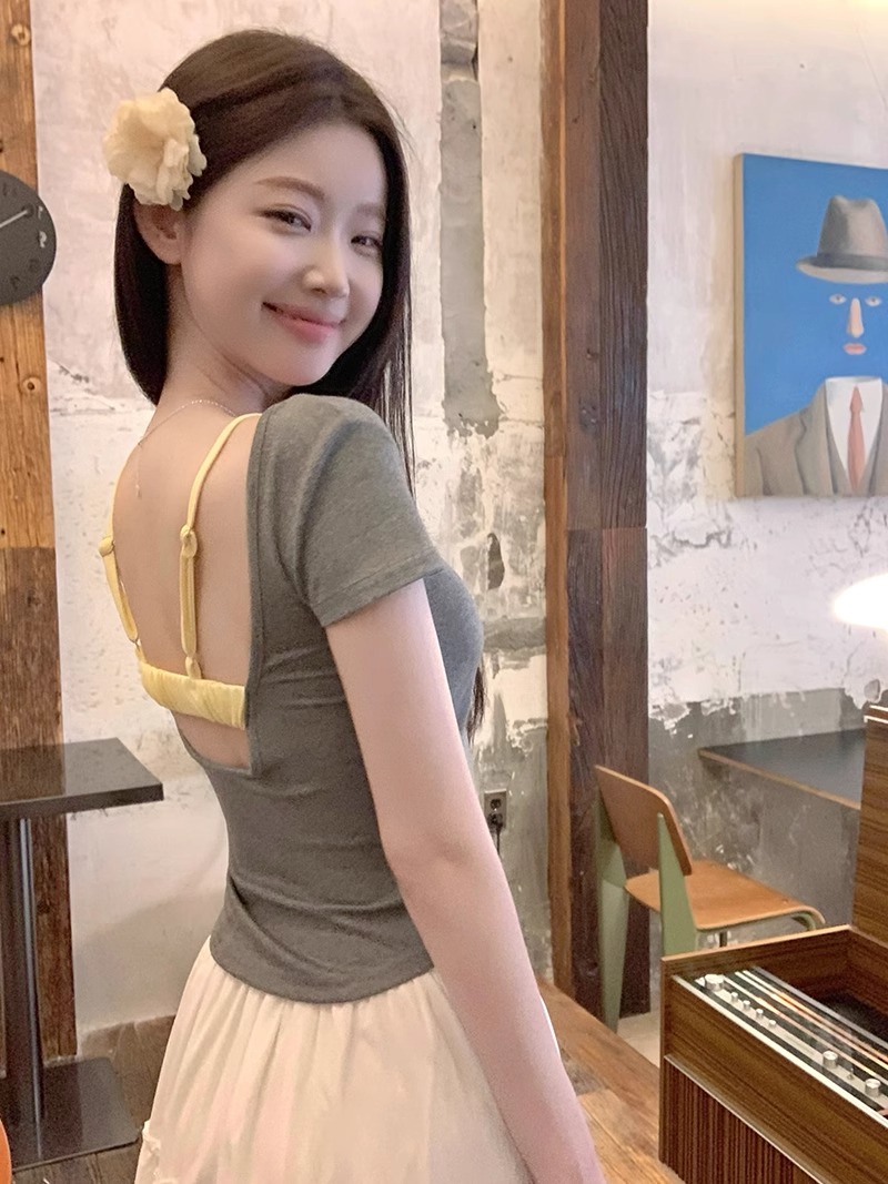 A Korean-style floral print short-sleeved T-shirt with a chest cushion for women, a summer slim-fit short, pure backless, high-end off-the-shoulder top Application Scenario
