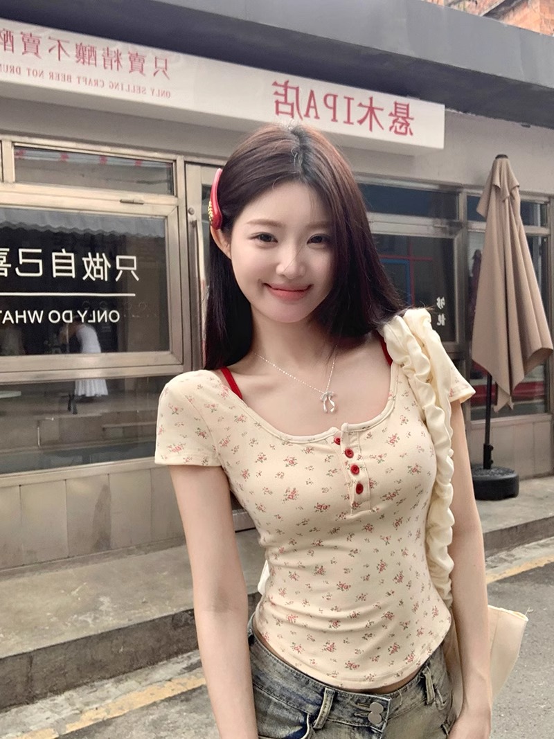 A Korean-style floral print short-sleeved T-shirt with a chest cushion for women, a summer slim-fit short, pure backless, high-end off-the-shoulder top pic 4
