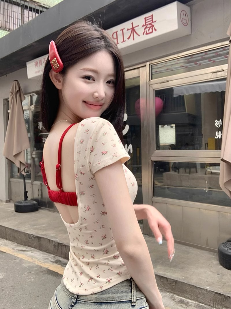 A Korean-style floral print short-sleeved T-shirt with a chest cushion for women, a summer slim-fit short, pure backless, high-end off-the-shoulder top details Picture