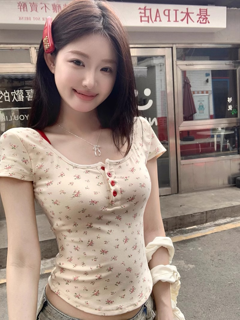 A Korean-style floral print short-sleeved T-shirt with a chest cushion for women, a summer slim-fit short, pure backless, high-end off-the-shoulder top
