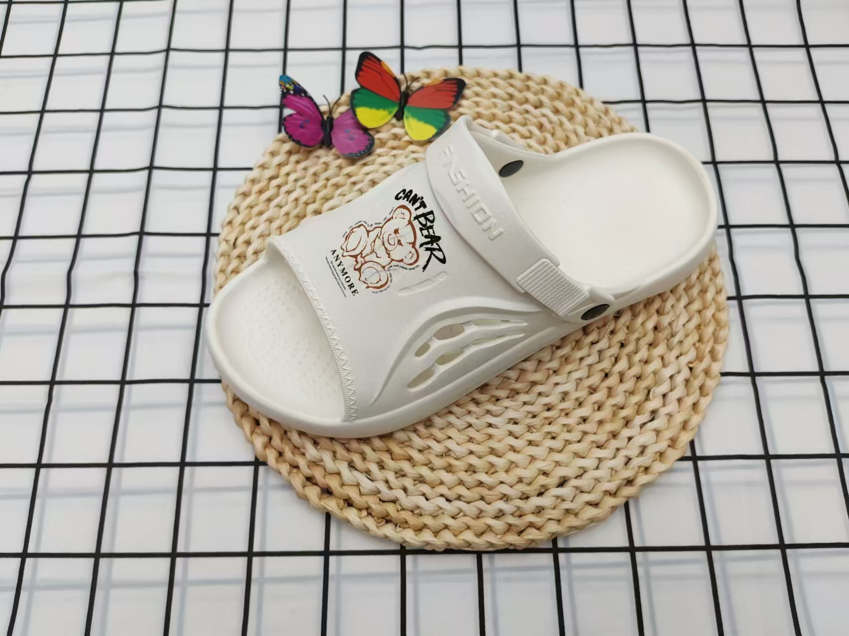 Simple summer flip-flops for men to wear outside details Picture