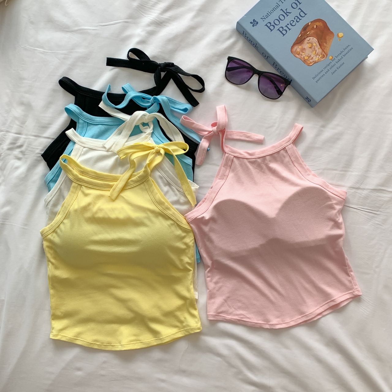 A new 2024 sleeveless top with a pure desire style lace-up neck, built-in chest cushion and halter top for women to wear outside details Picture