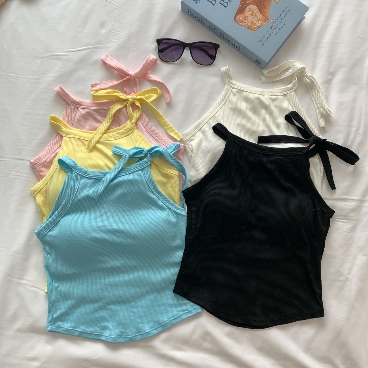 A new 2024 sleeveless top with a pure desire style lace-up neck, built-in chest cushion and halter top for women to wear outside Specification image