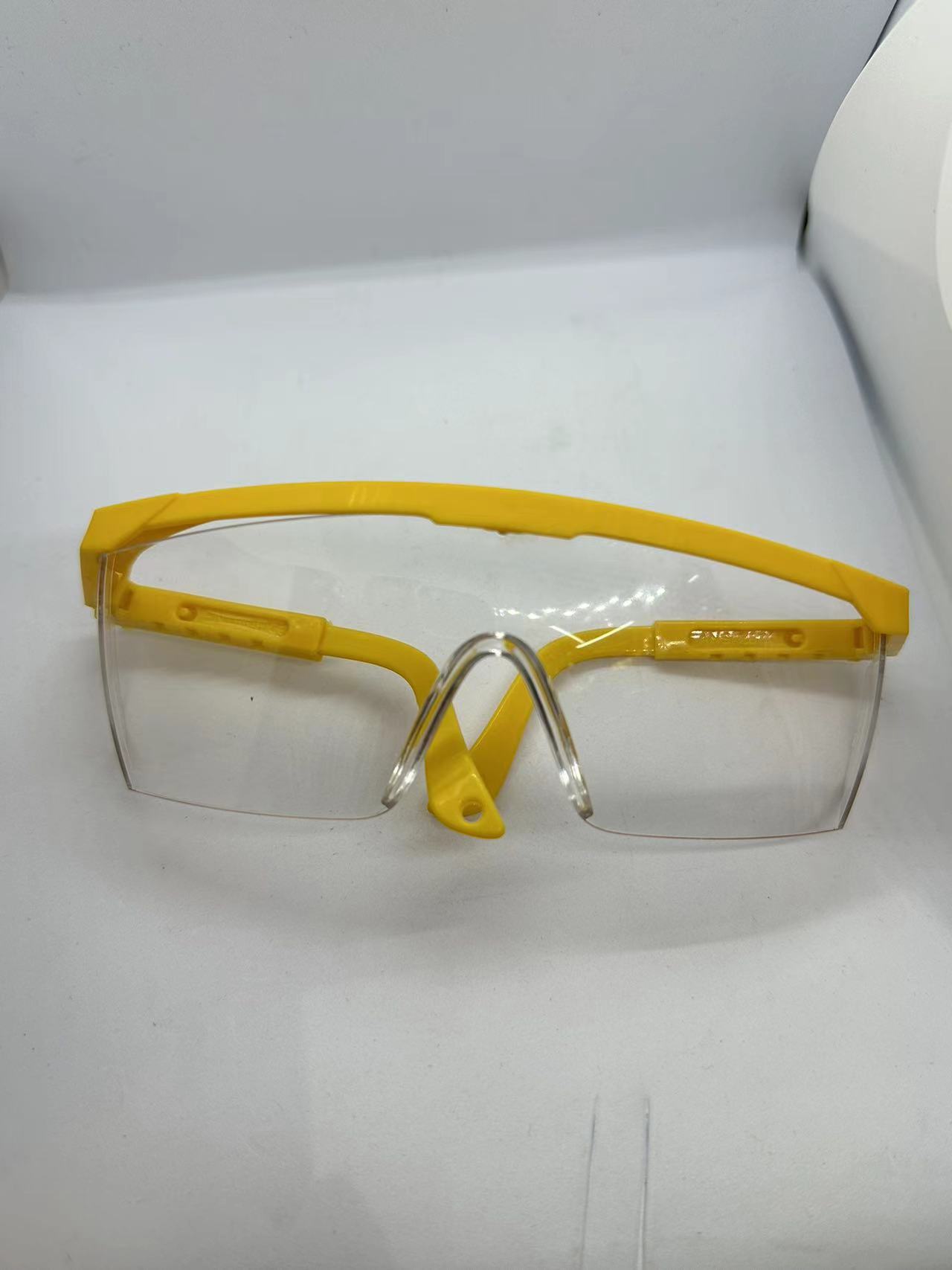 透明黄边高品质护目镜产品图