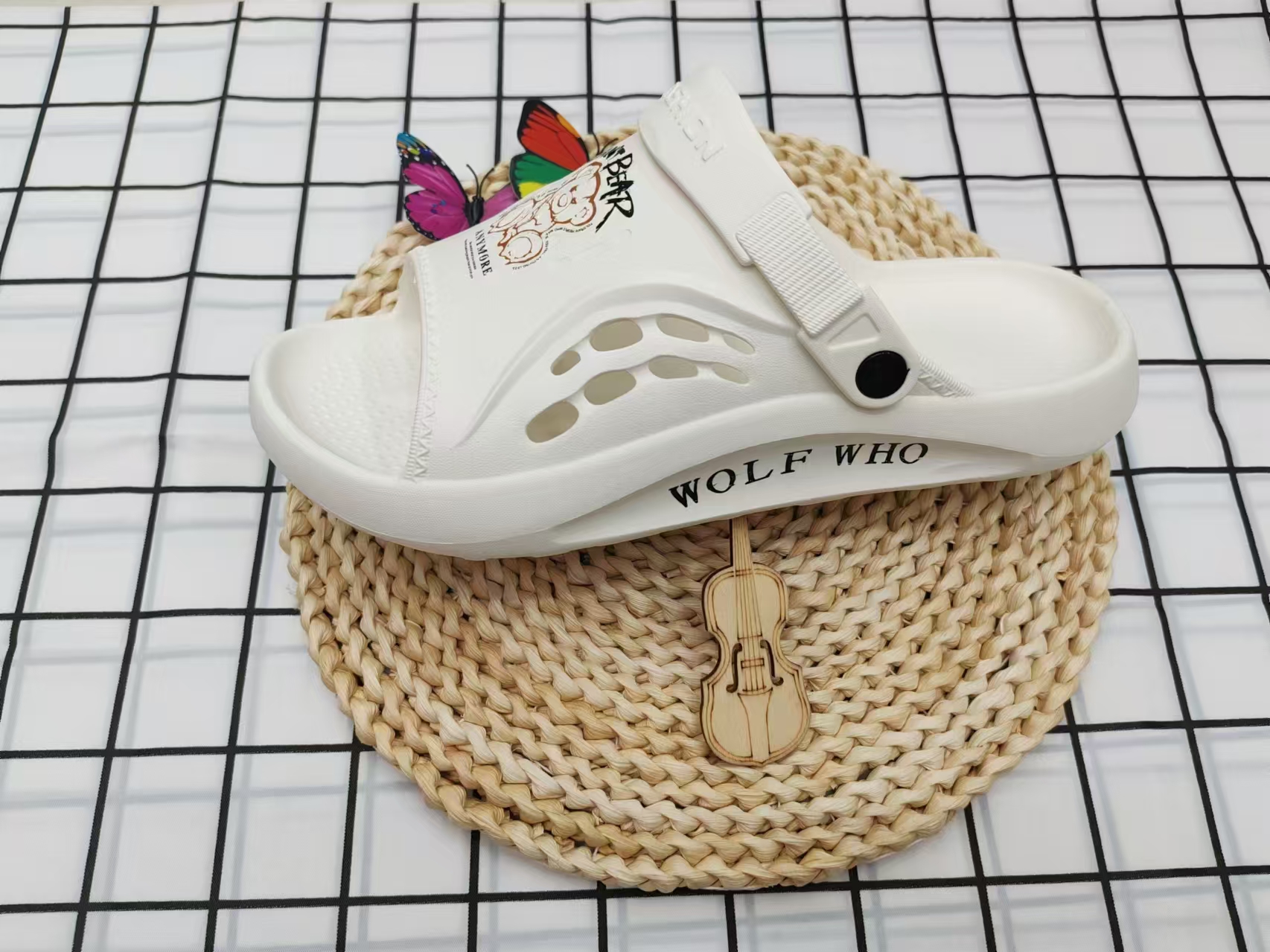 Simple summer flip-flops for men to wear outside Specification image