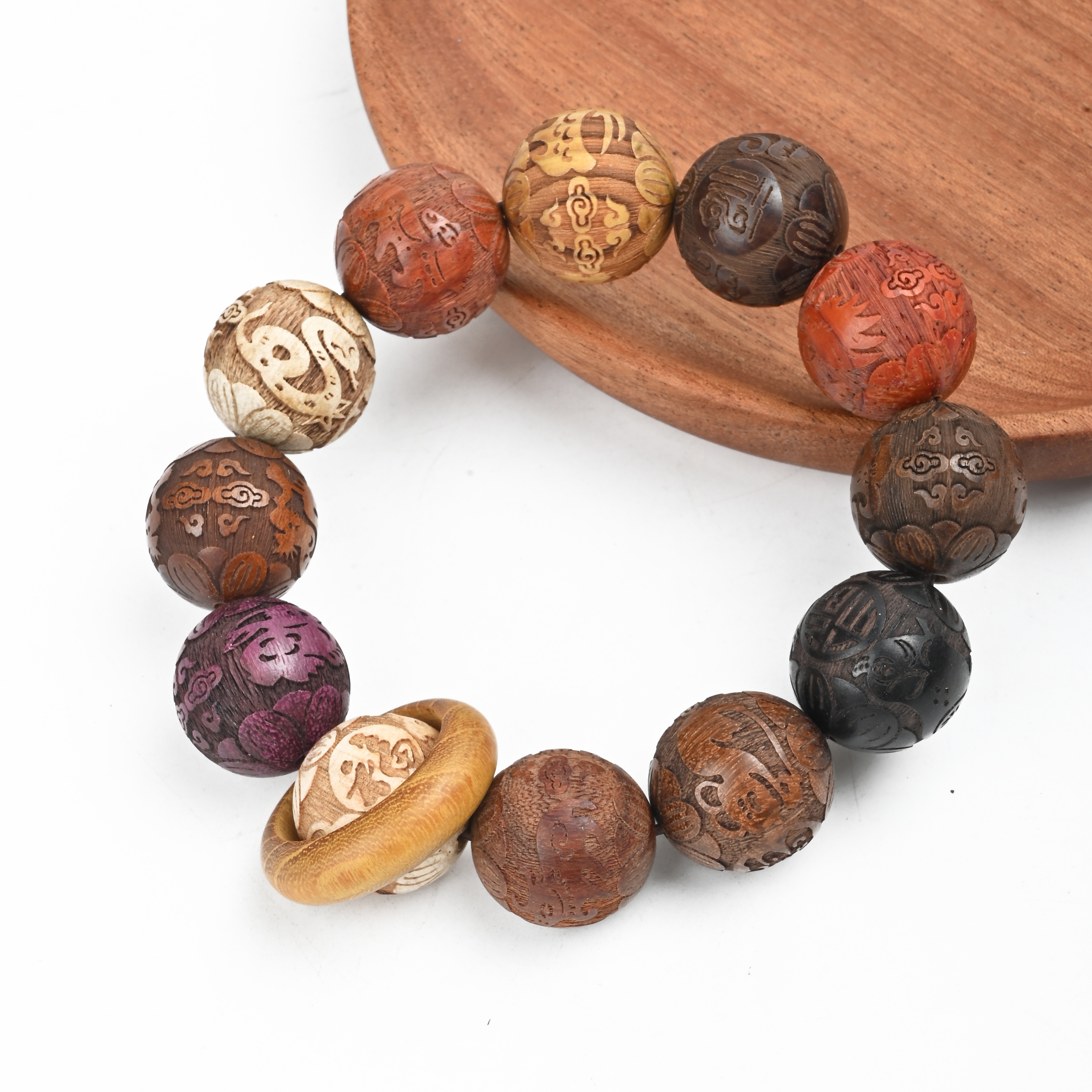 The multi-treasure pearl sandalwood carved bracelet is a fashionable and popular ethnic style Buddhist prayer bead bracelet for both men and women as a decorative item for attracting wealth details Picture