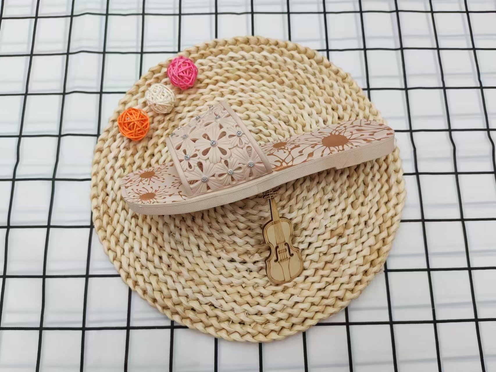 Summer outdoor flip-flops are fashionable and versatile, featuring diamond-patterned and hollowed-out designs Specification image