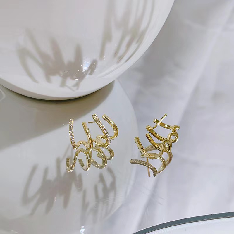Niche design sense earrings, women's autumn and winter light luxury high-end unique stud earrings, 2023 new trendy and versatile earrings Application Scenario