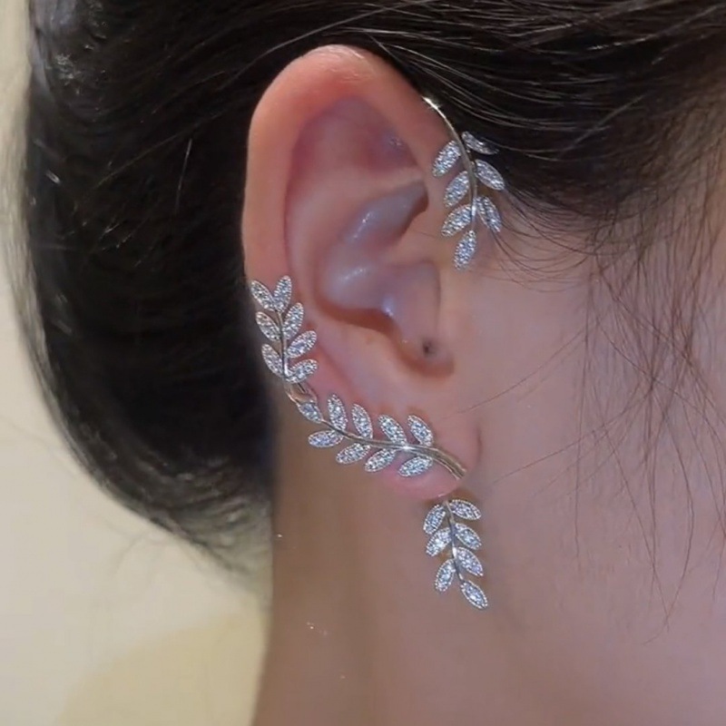 Douyin's full-diamond leaf ear pendants for women, detachable and wearable in pairs, this unique design of Golden Branch and Jade leaf ear studs for women Application Scenario