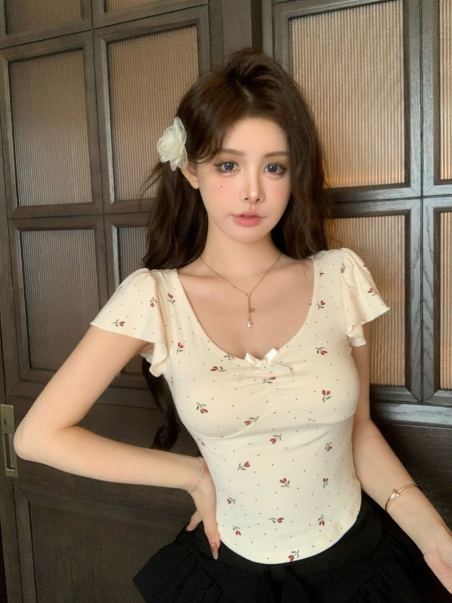 Bow V-neck floral print off-the-shoulder short-sleeved T-shirt for women in summer, a sweet and innocent girl, an irregular short and fitted top that is trendy