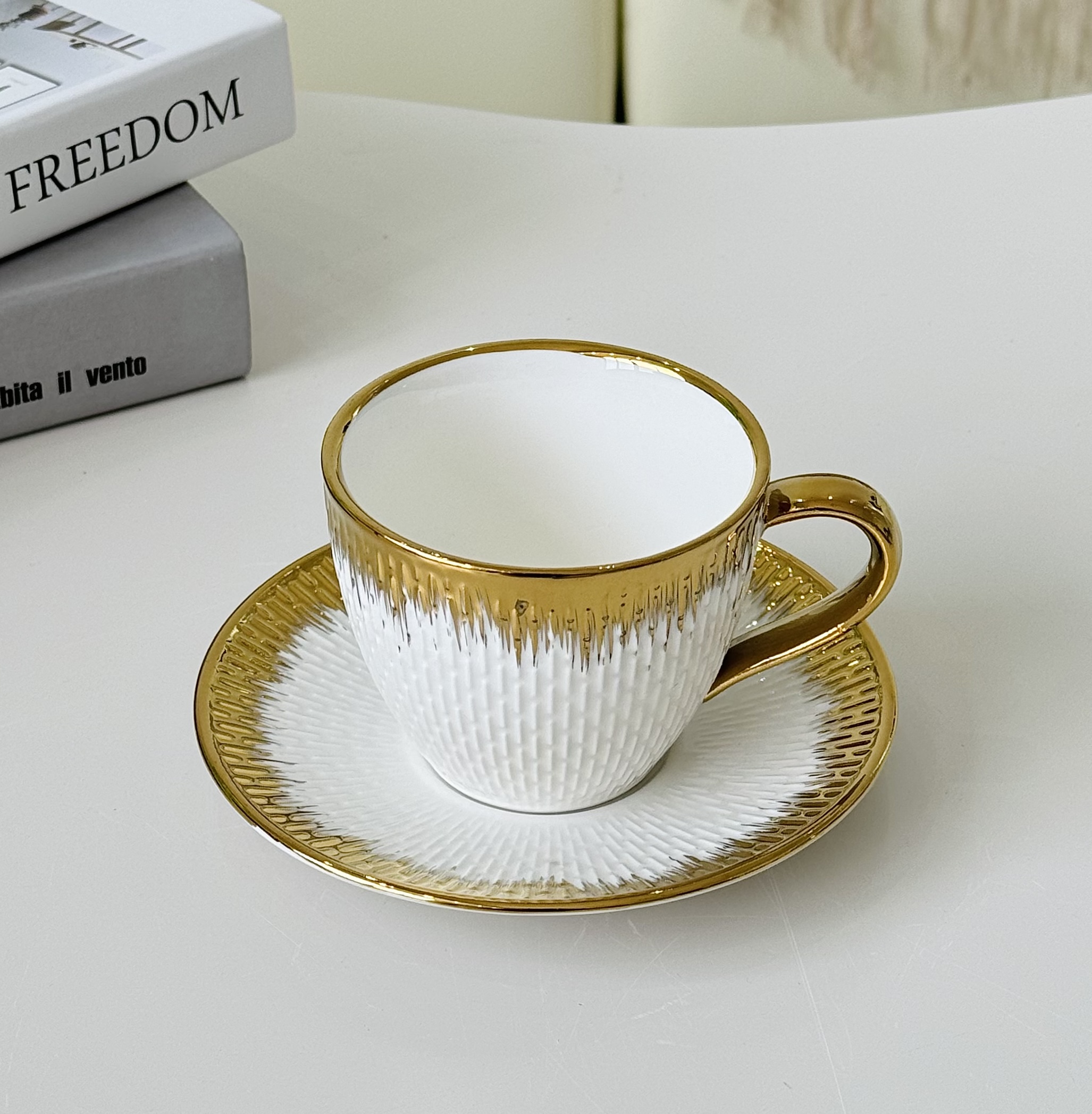 Taza de café taza de té de cerámica dorada luz azul de lujo hogar inglés té de la tarde juego de té alto nivel de apariencia exquisito conjunto de tazas y platos Application Scenario