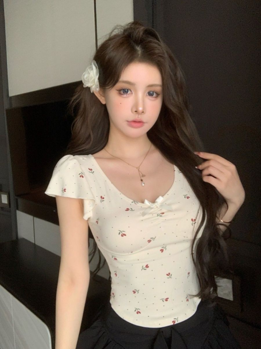 Bow V-neck floral print off-the-shoulder short-sleeved T-shirt for women in summer, a sweet and innocent girl, an irregular short and fitted top that is trendy Item Picture