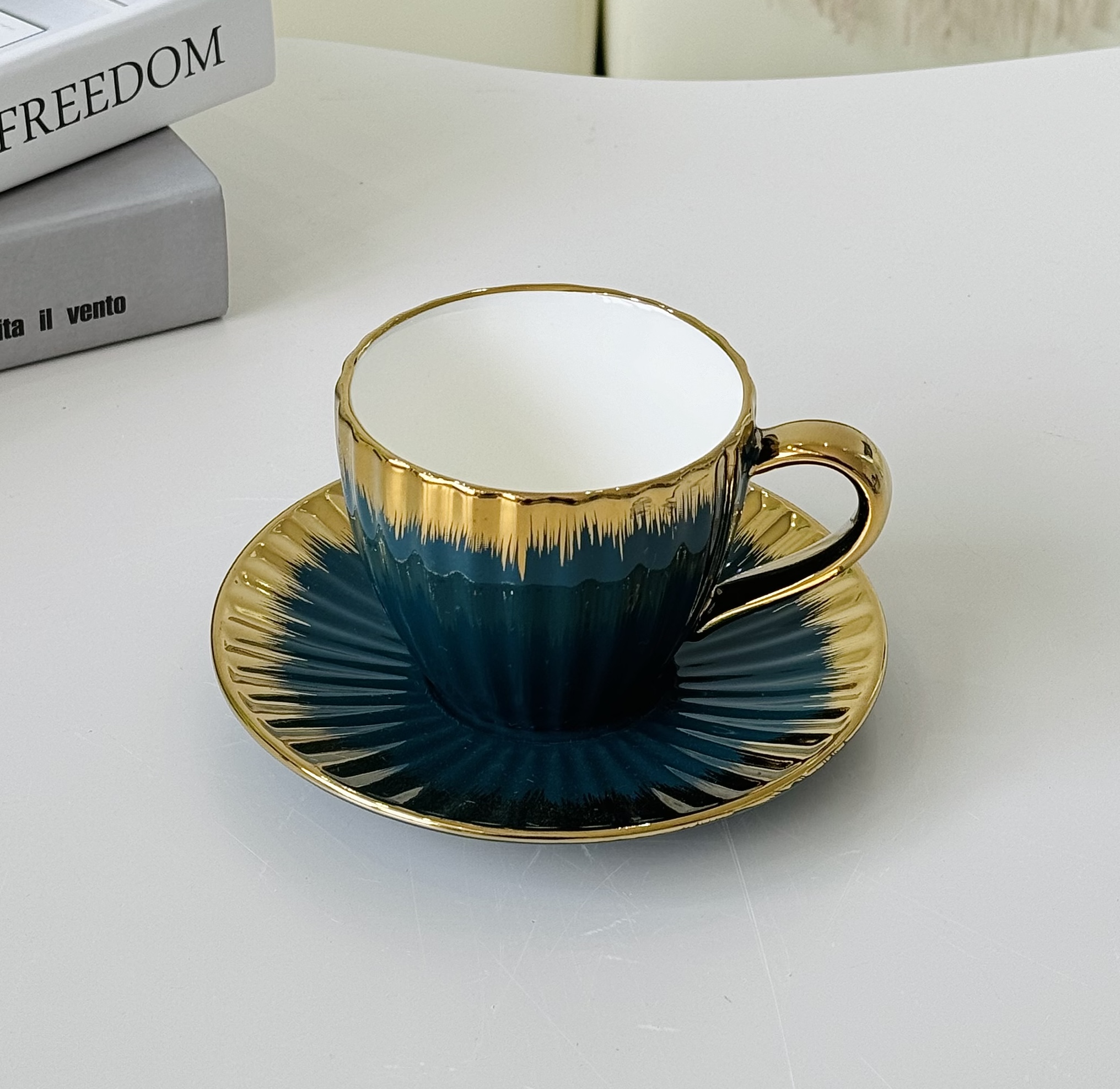 Tazas de café de cerámica de oro tazas de té luz lujo hogar platino inglés té de la tarde juego de té alto nivel de apariencia exquisito conjunto de tazas y platos details Picture