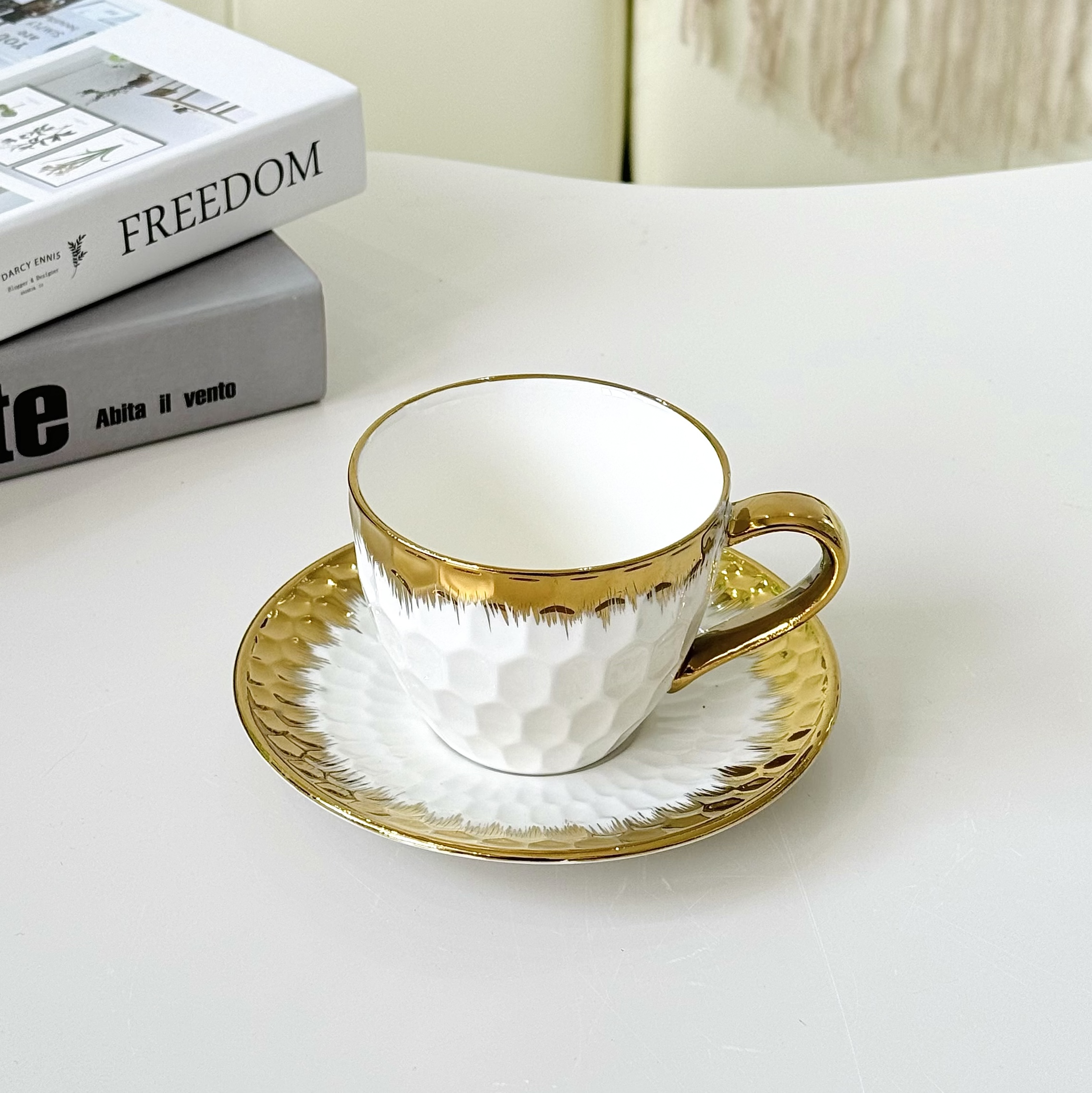 Tazas de café de cerámica de oro tazas de té luz lujo hogar platino inglés té de la tarde juego de té alto nivel de apariencia exquisito conjunto de tazas y platos