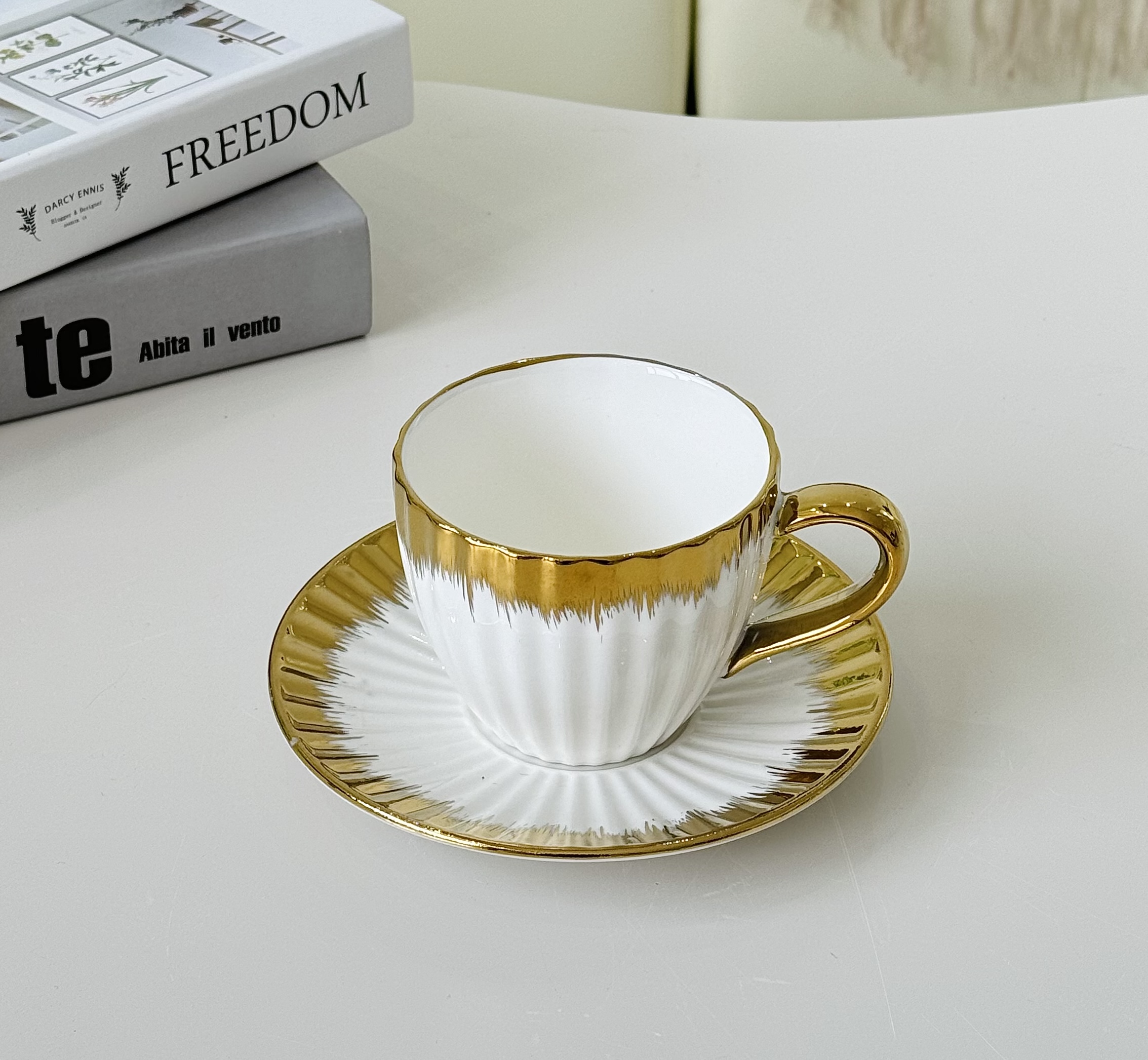 Taza de café taza de té de cerámica dorada luz azul de lujo hogar inglés té de la tarde juego de té alto nivel de apariencia exquisito conjunto de tazas y platos Item Picture