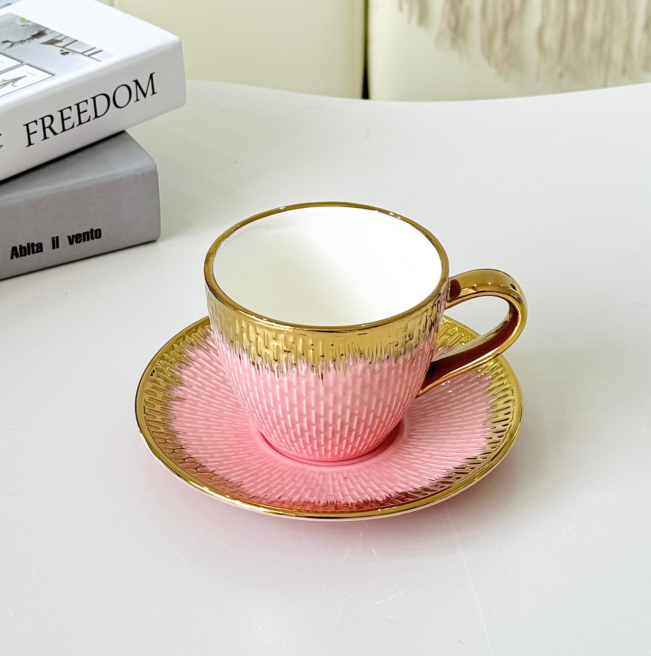 Taza de café taza de té de cerámica dorada luz lujo oro negro hogar inglés té de la tarde juego de té alto nivel de apariencia exquisito conjunto de tazas y platos Application Scenario