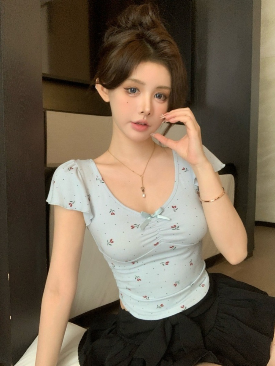 Bow V-neck floral print off-the-shoulder short-sleeved T-shirt for women in summer, a sweet and innocent girl, an irregular short and fitted top that is trendy Application Scenario