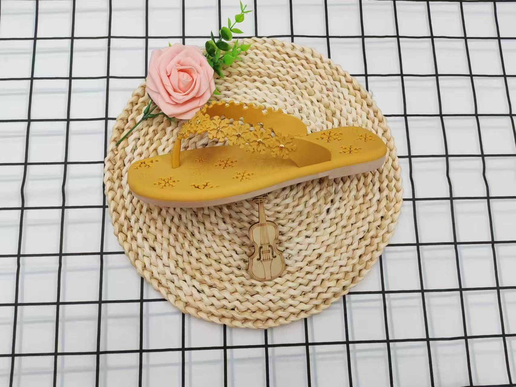 أزياء صيفية مريحة في ارتداء شبشب بارد Specification image