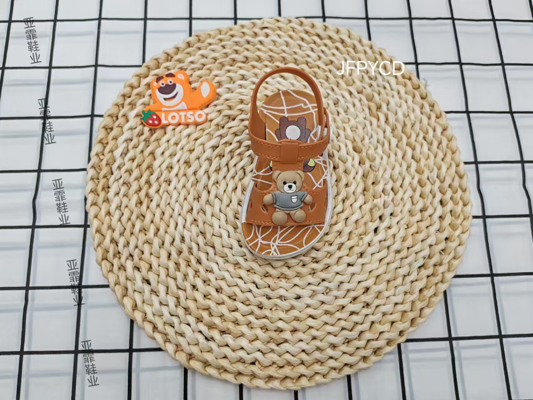 Botones de dibujos animados para niños afuera de sandalias