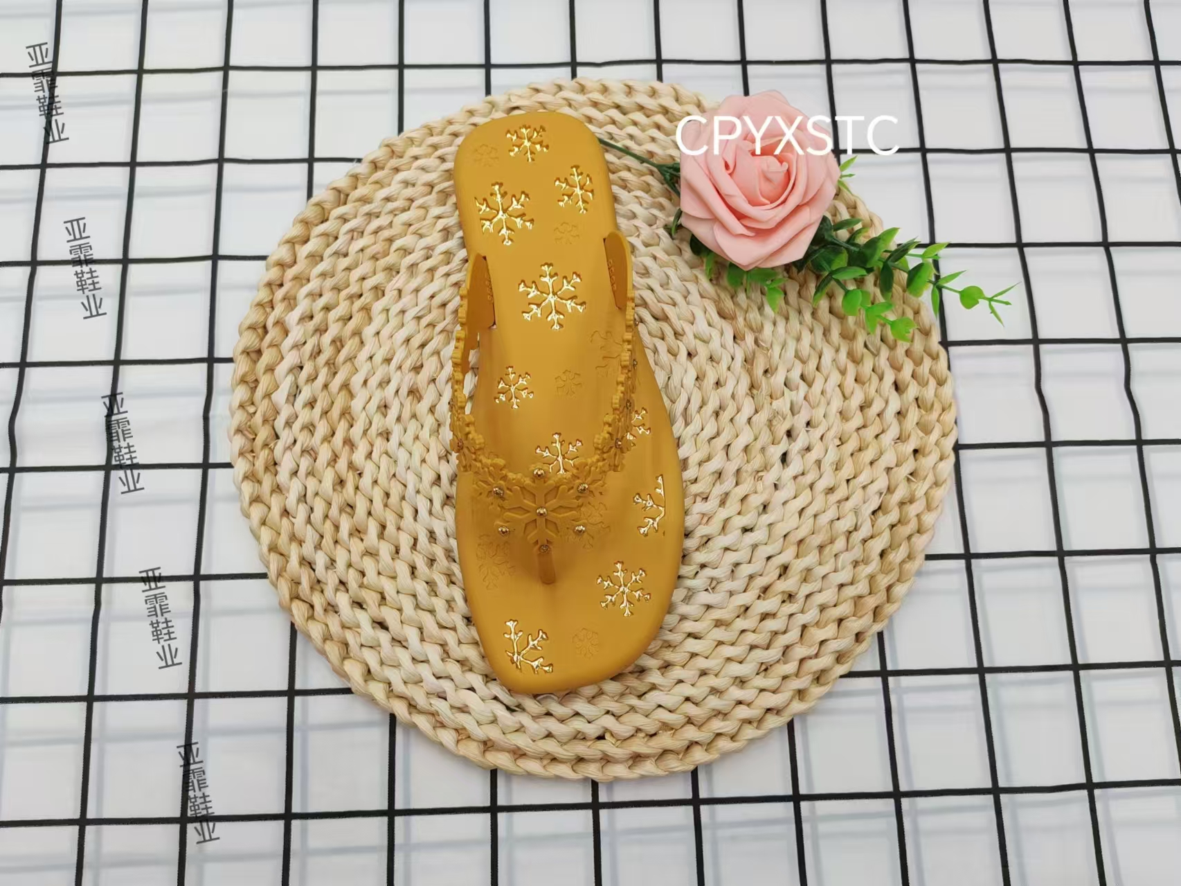 Summer fashionable and comfortable flip-flops for outerwear