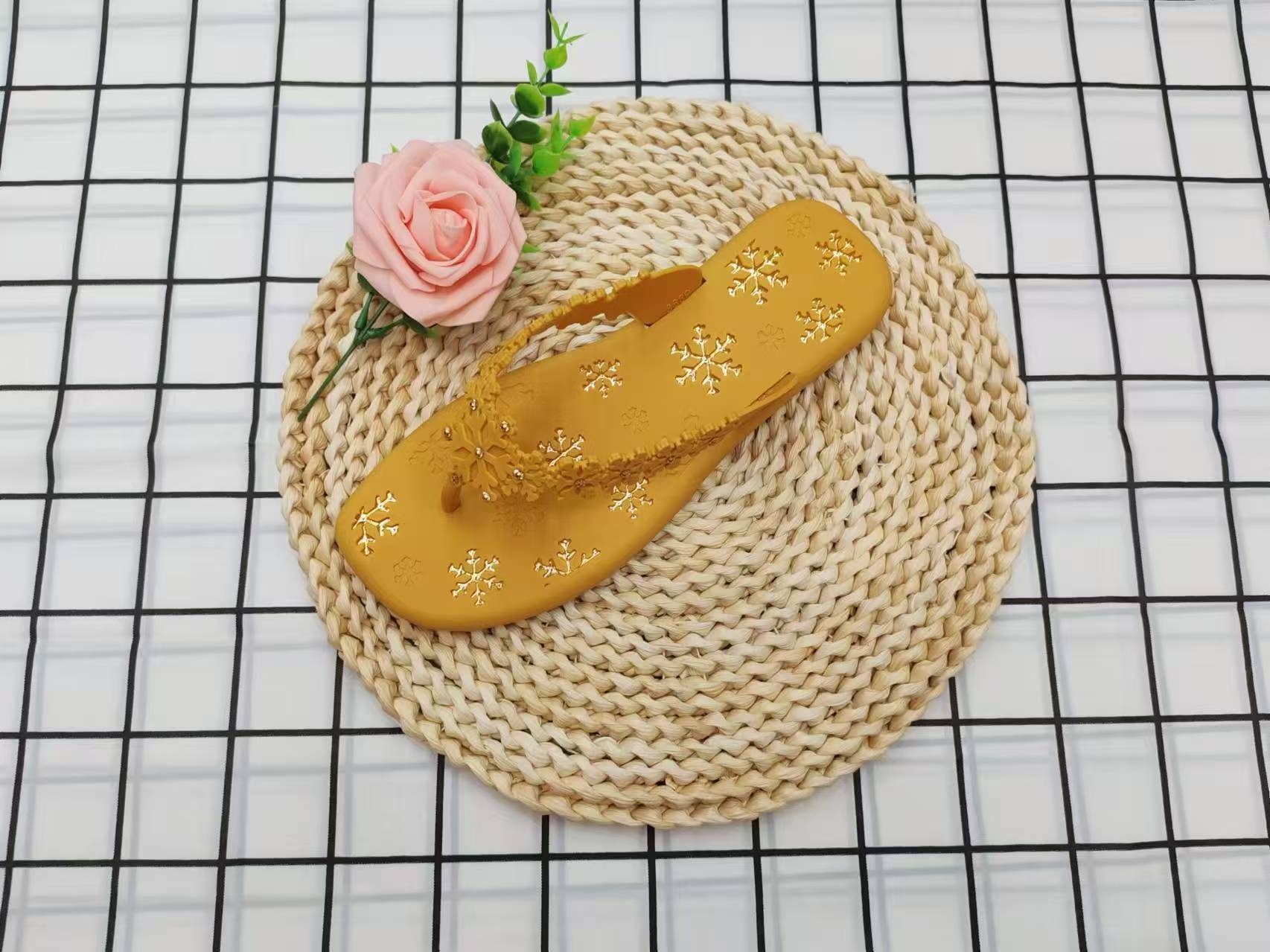 أزياء صيفية مريحة في ارتداء شبشب بارد details Picture
