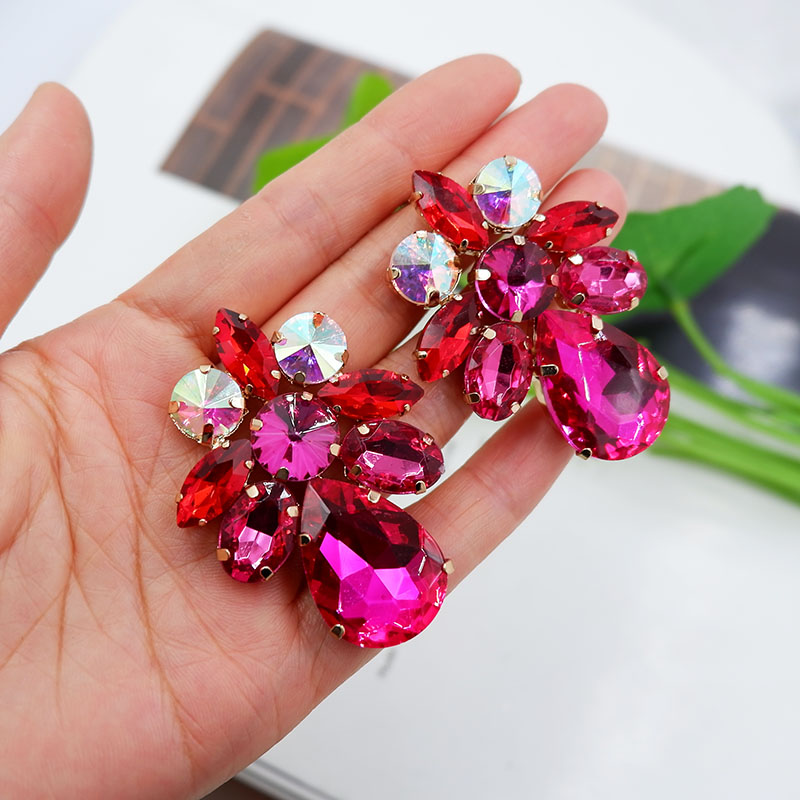 A Pair Of Women Wearing Exaggerated Geometric Glass Earrings Travel Photo European And American Fashion Earrings Application Scenario
