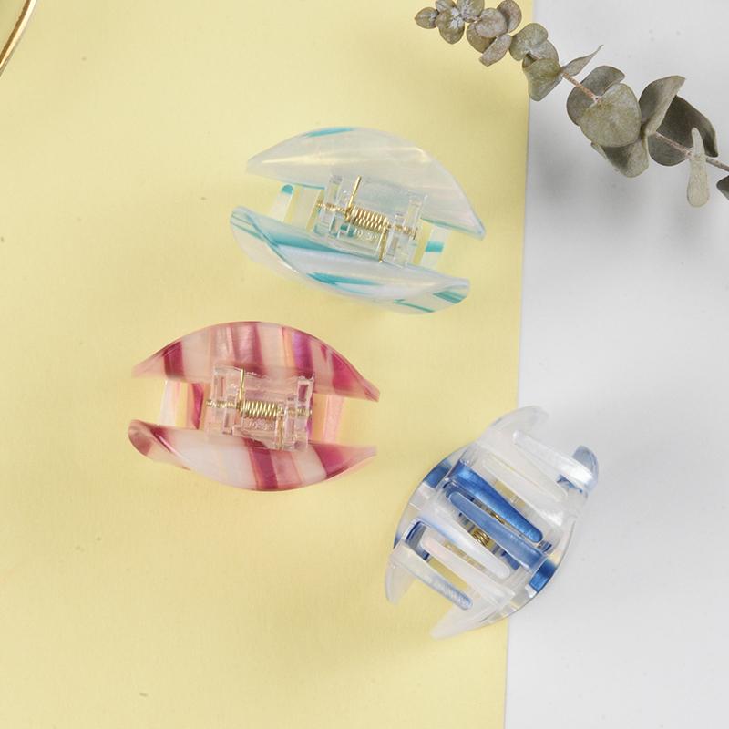 Miniso Round grab with acetic acid shark clip Medium size headdress clip Back of head clip hair clip details Picture