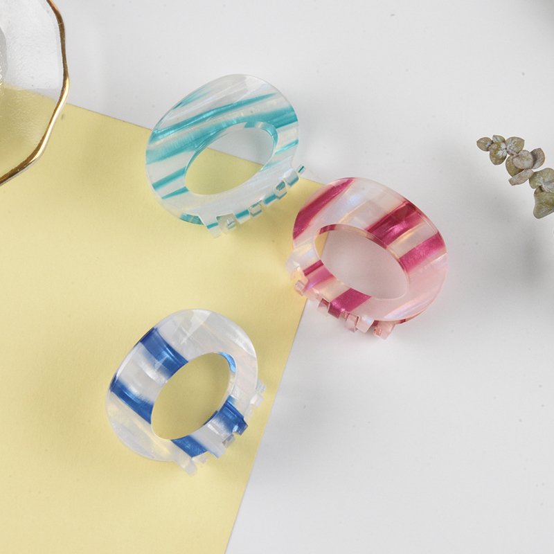 Miniso Round grab with acetic acid shark clip Medium size headdress clip Back of head clip hair clip