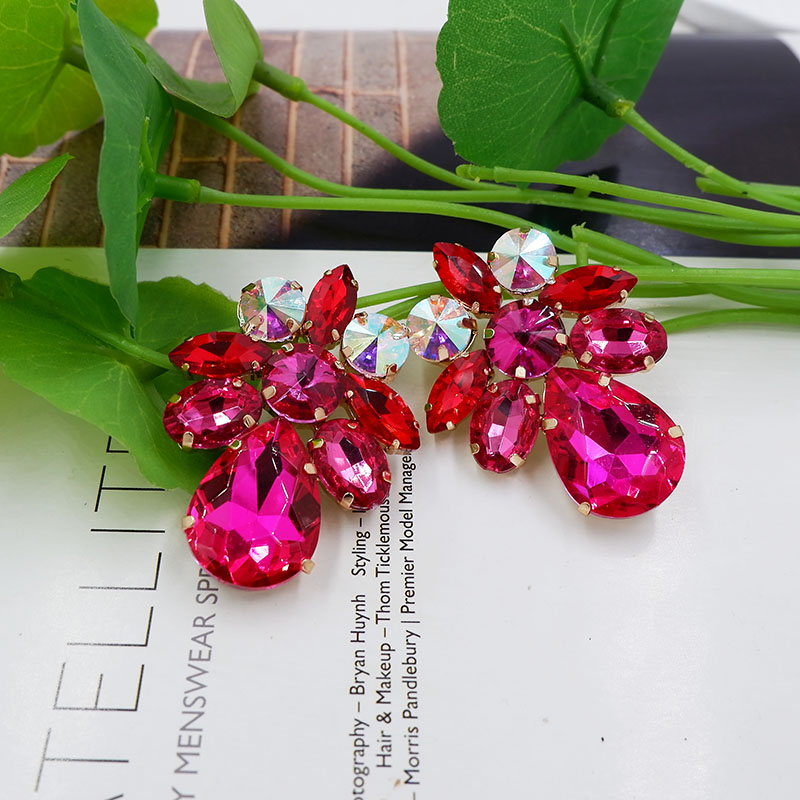 A Pair Of Women Wearing Exaggerated Geometric Glass Earrings Travel Photo European And American Fashion Earrings details Picture