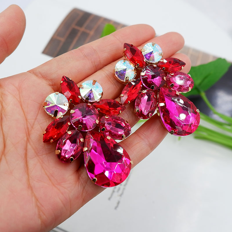 A Pair Of Women Wearing Exaggerated Geometric Glass Earrings Travel Photo European And American Fashion Earrings Specification drawing