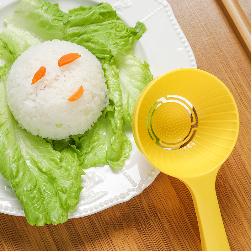 إعداد أداة صغيرة بحجم كرة الأرز ذات شكل نصف دائري في المطبخ