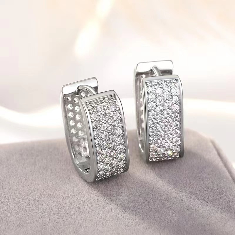 The niche design of the super sparkling zircon fashion earrings and ear buckles exudes a light luxury and is versatile Application Scenario