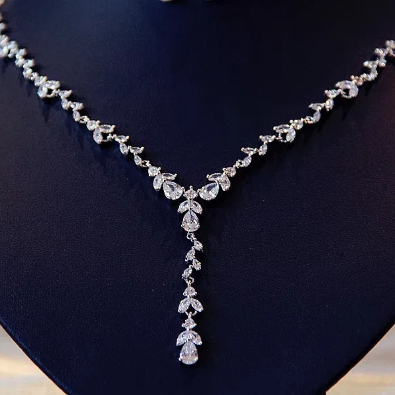 Dazzling and luxurious zircon necklace: Exquisite, beautiful and dazzling, banquet selection, dazzling wedding accessories, bride necklace, earrings set, simulated diamond wedding jewelry, emerald, white, sapphire blue dress accessories Application Scenario